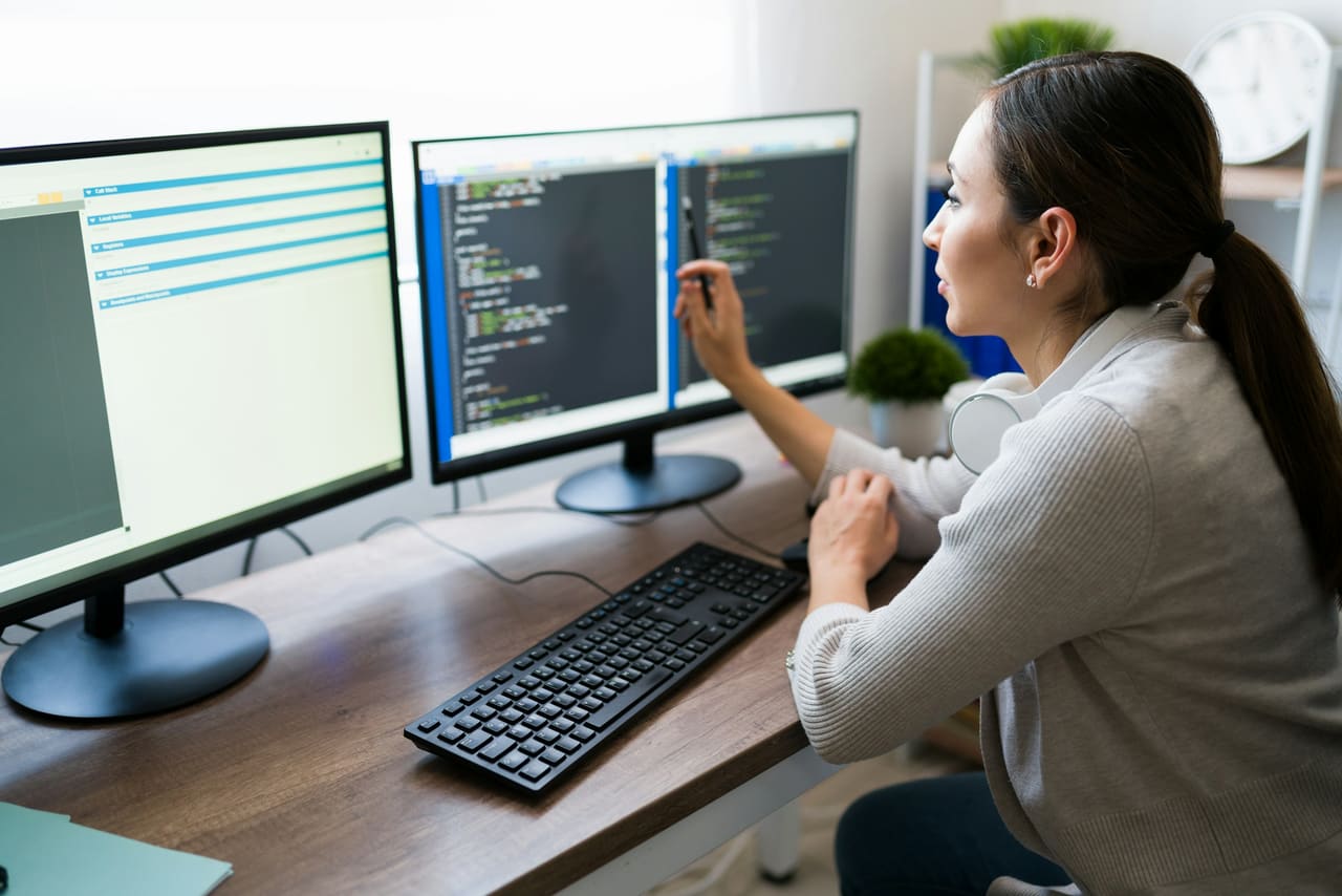 Data protection structurally embedded in the code: software engineering workstation